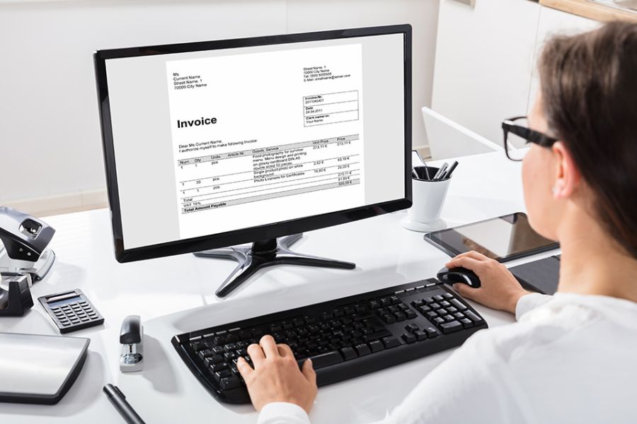 Foto: Frau arbeitet am PC